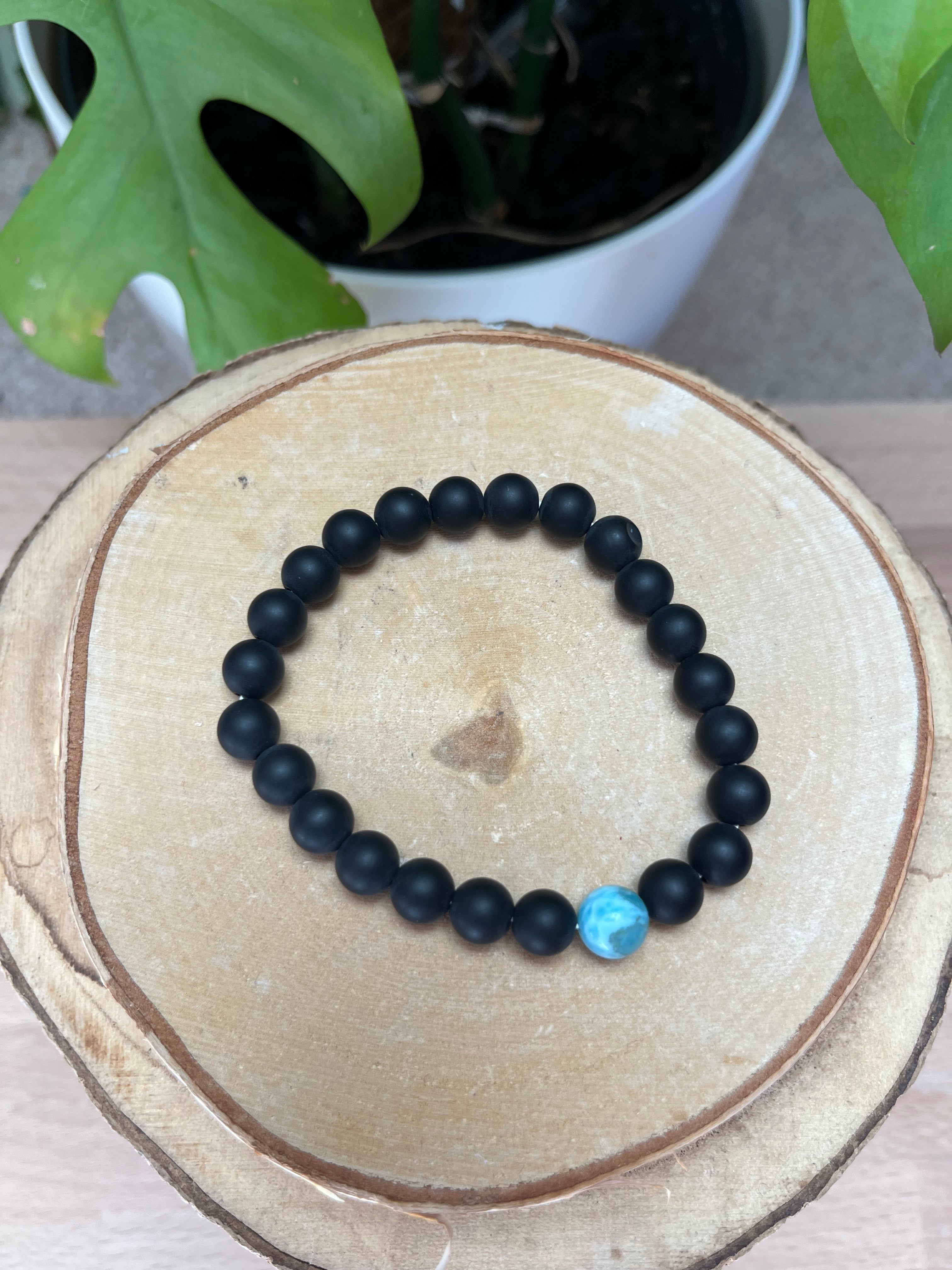 Onyx mattiert mit Larimar 8mm Kugelarmband