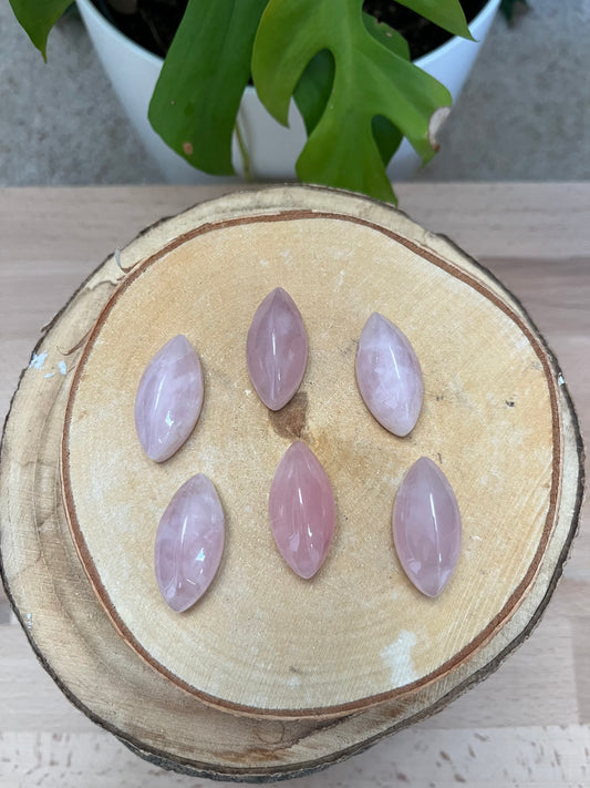 Rosenquarz Navette gebohrt – Sanftheit & Harmonie