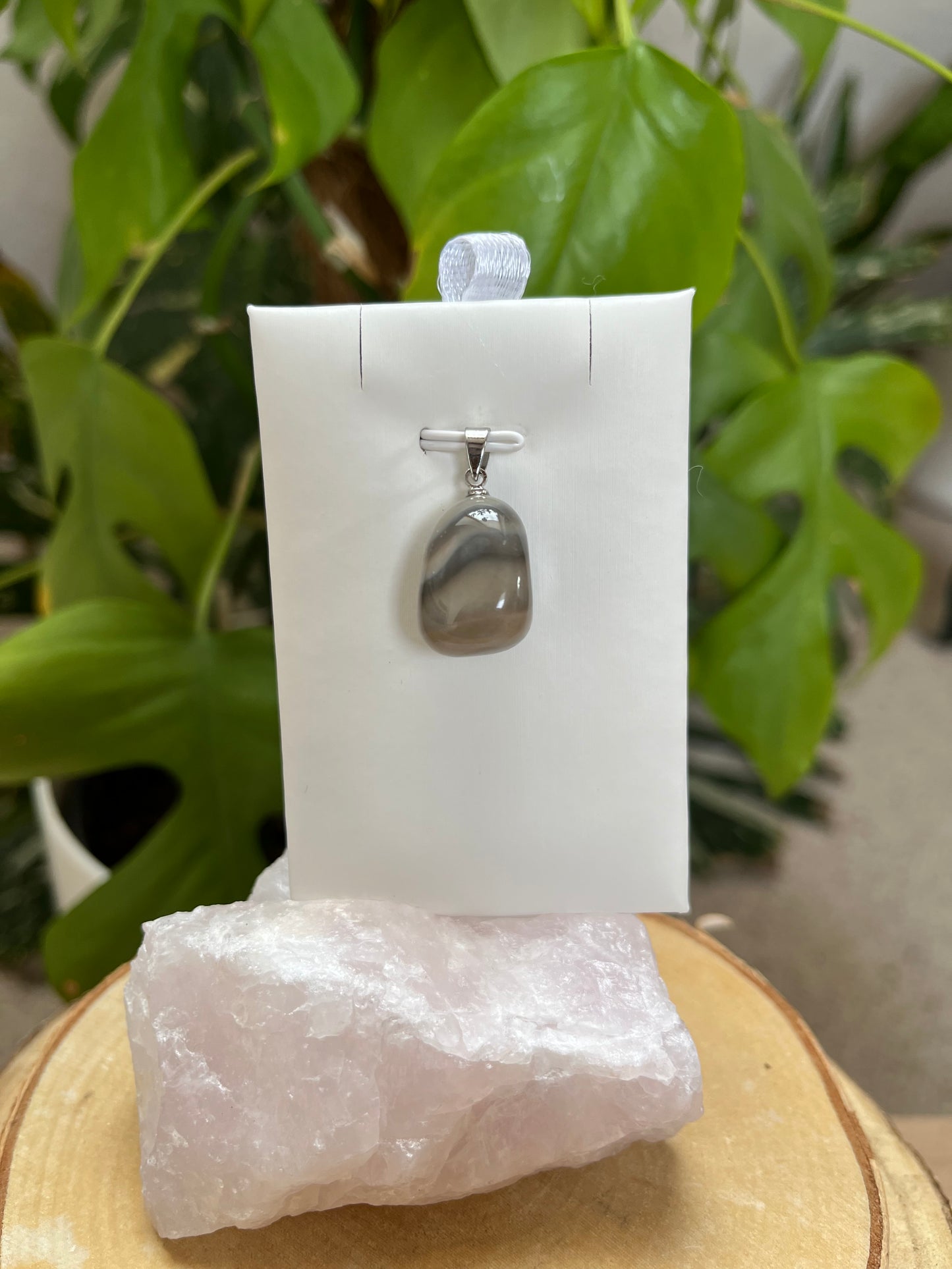 Flint Anhänger mit Stiftöse – Grauer Naturstein mit markanter Struktur