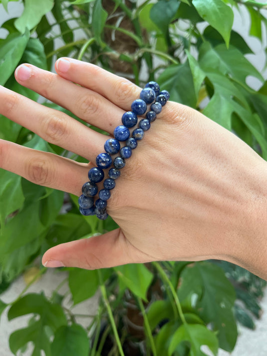 Sodalith Kugelarmband – für Klarheit & Selbstvertrauen