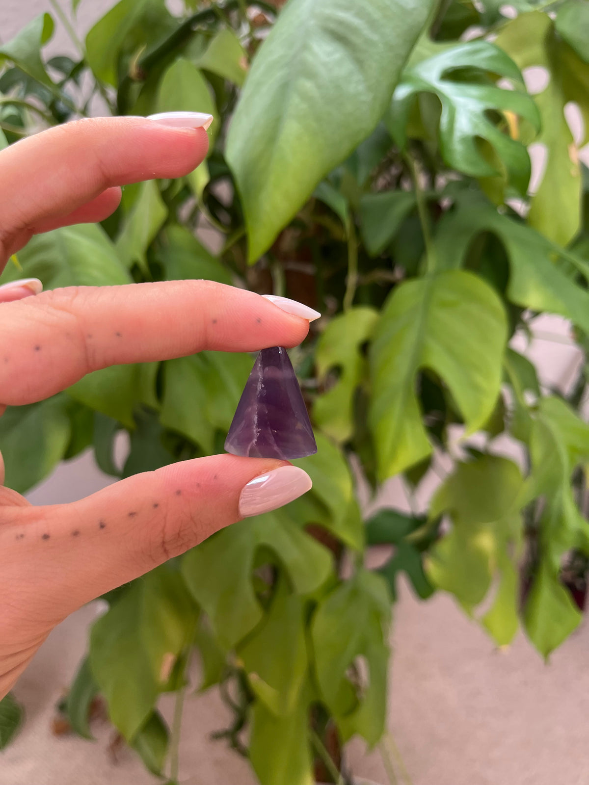 Lila Chalcedon Trommelstein gebohrt