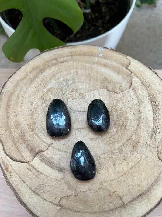 Astrophyllit Trommelstein gebohrt – Ausdruck & Tiefe