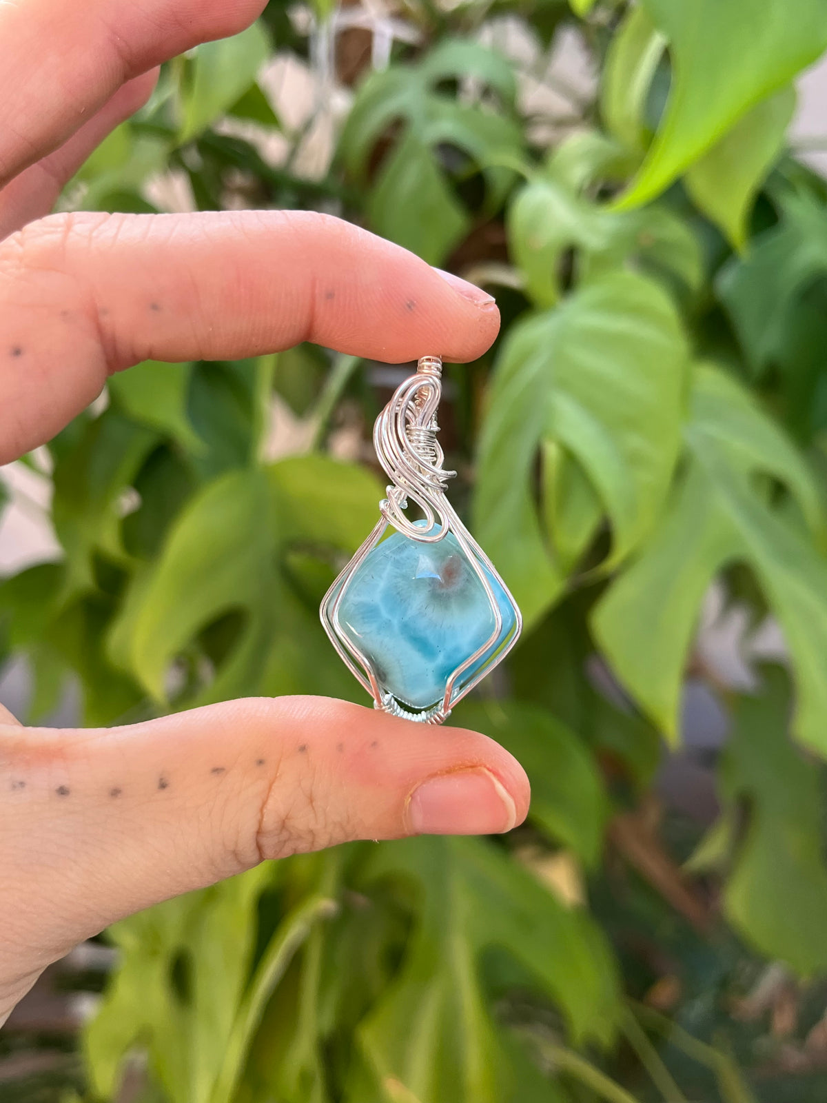 Viereckiger Larimar Unikat-Anhänger – handgemacht in 925er Silberdraht