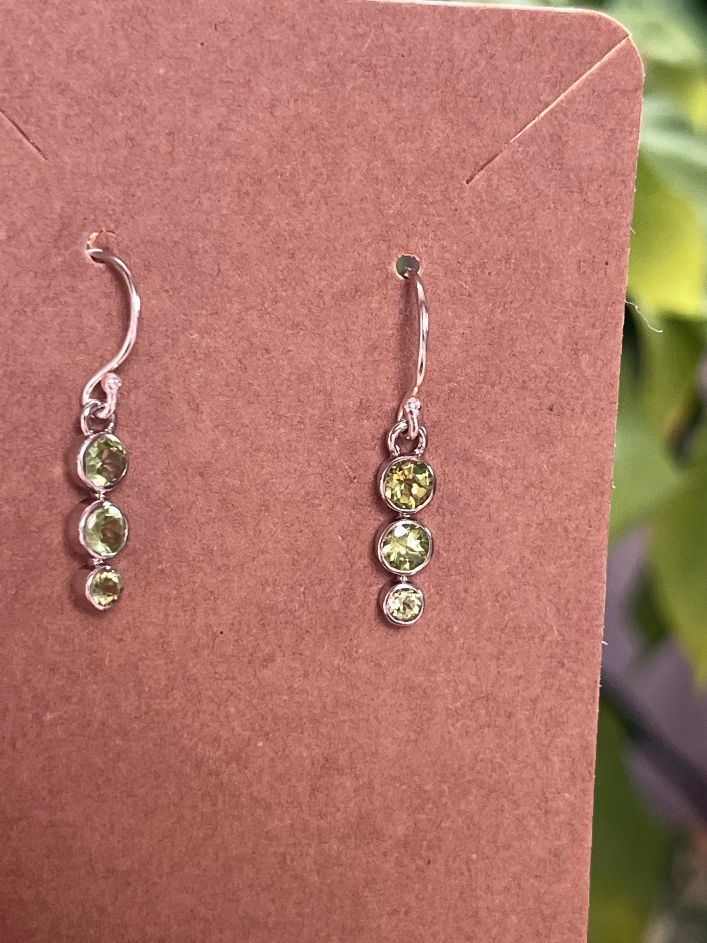 Peridot Ohrringe facettiert 925 Silber platinbeschichtet – Leuchtend Grüner Edelsteinschmuck