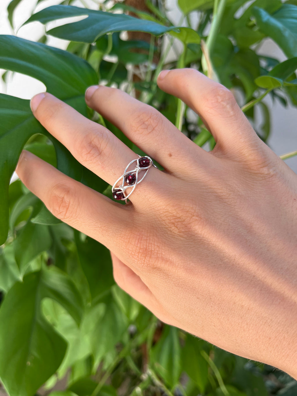 Wurzelchakra Ring – Granat in 925 Silber oder goldfarbenem Draht