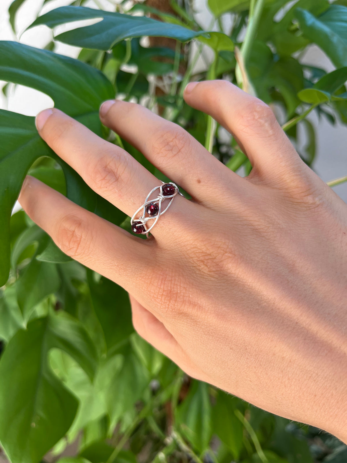 Wurzelchakra Ring – Granat in 925 Silber oder goldfarbenem Draht