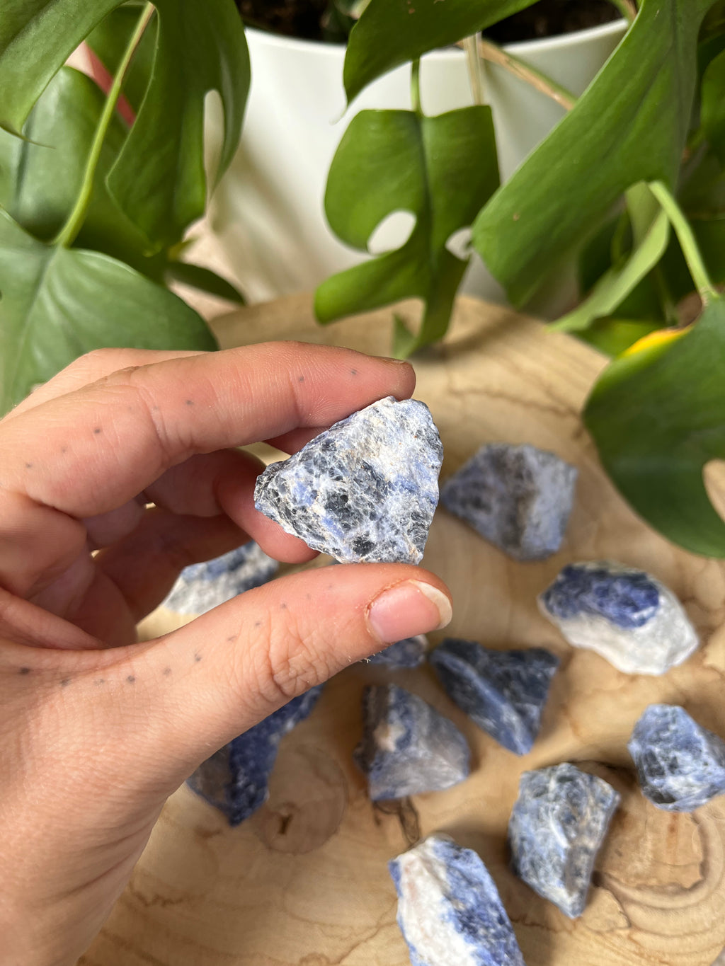 Sodalith Rohsteine – naturbelassene Edelsteine für Klarheit & Ruhe