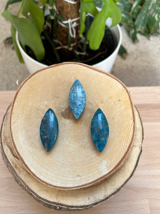 Apatit Navette gebohrt – Edelstein Anhänger für Inspiration & Ausdruck