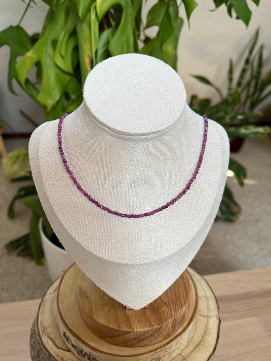 Rubin Collier facettiert – Edelstein Kette für Kraft & Leidenschaft