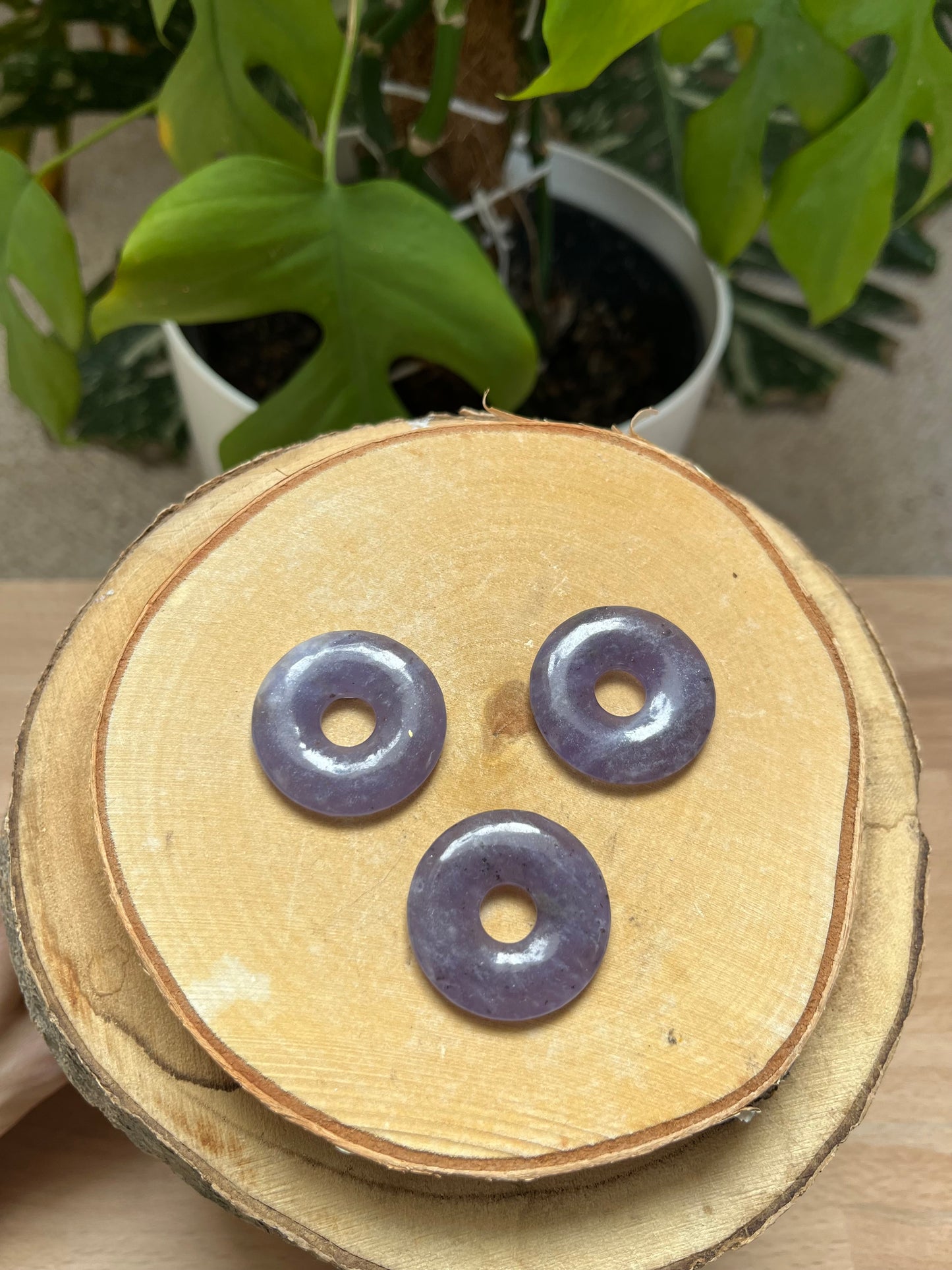 Lepidolith Donut 3 cm – Violetter Naturstein Anhänger mit sanftem Schimmer