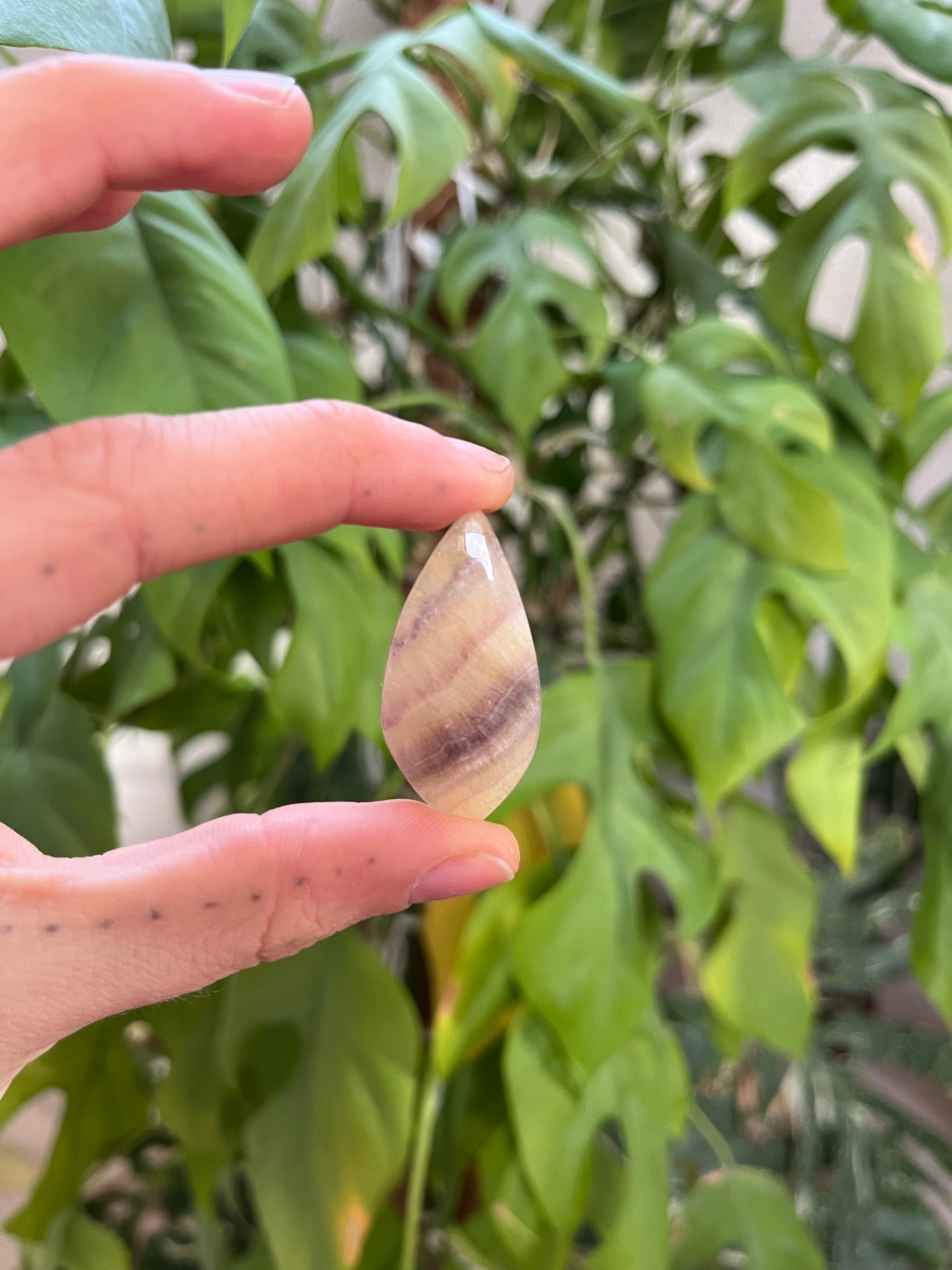 Mango Fluorit Trommelstein gebohrt – Leichtigkeit & Kreativität