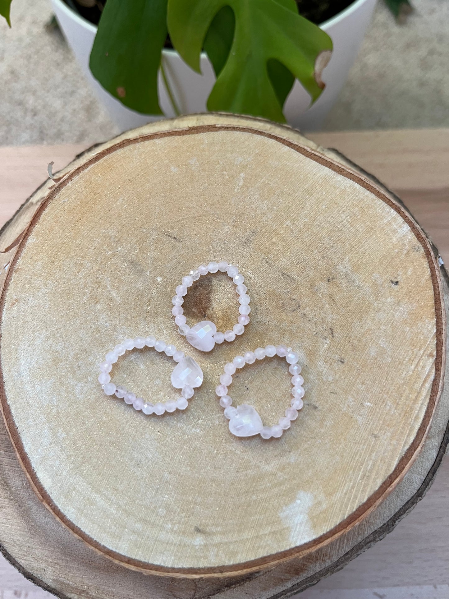Rosenquarz Ring facettiert – elastisch mit Herz | zart & feminin