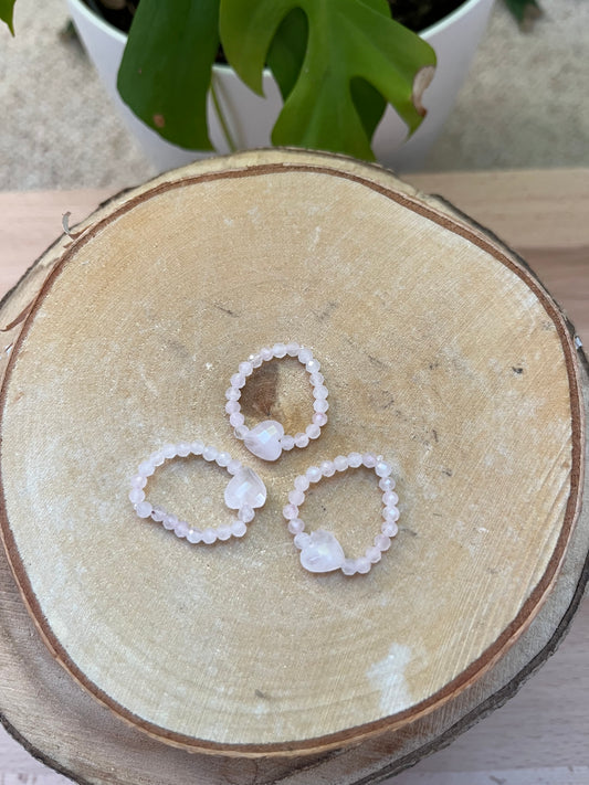 Rosenquarz Ring facettiert – elastisch mit Herz | zart & feminin
