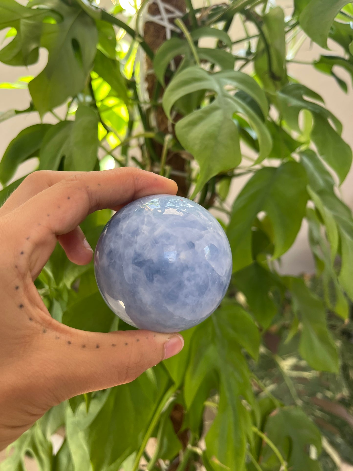 Blaue Calcit Kugel 5,9 cm – Edelstein für Ruhe & Klarheit
