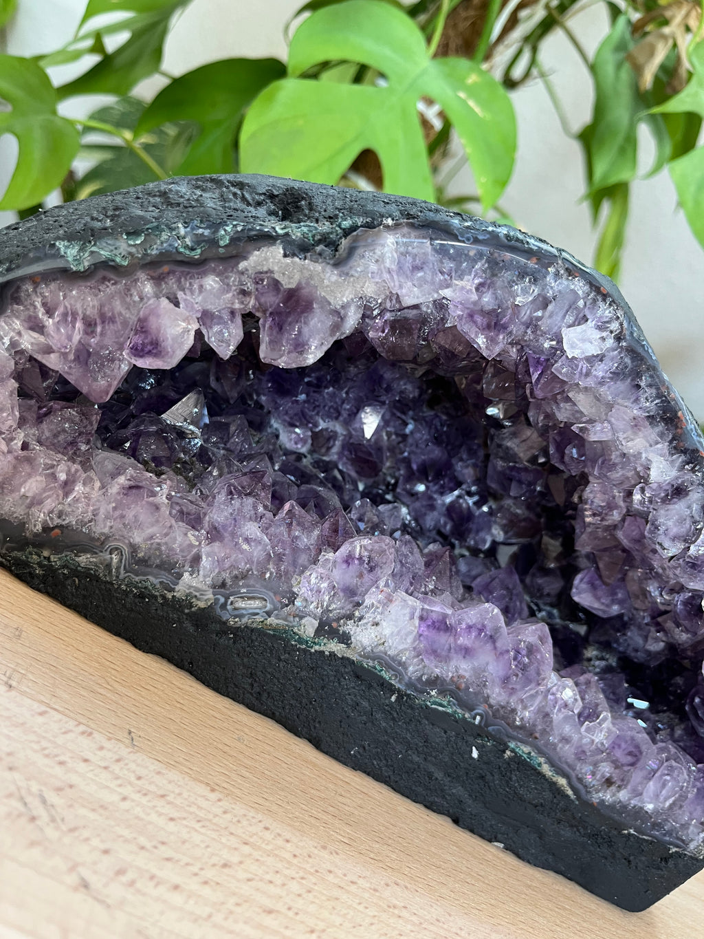 Amethyst Geode XL 4,2 kg – Dunkelviolette Kristallhöhle mit natürlichem Funkeln