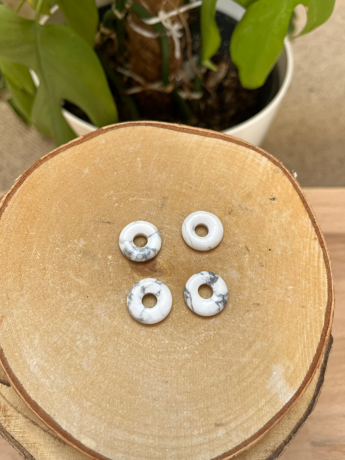 Magnesit Donut Anhänger – Edelstein Schmuck für Ruhe & Entspannung