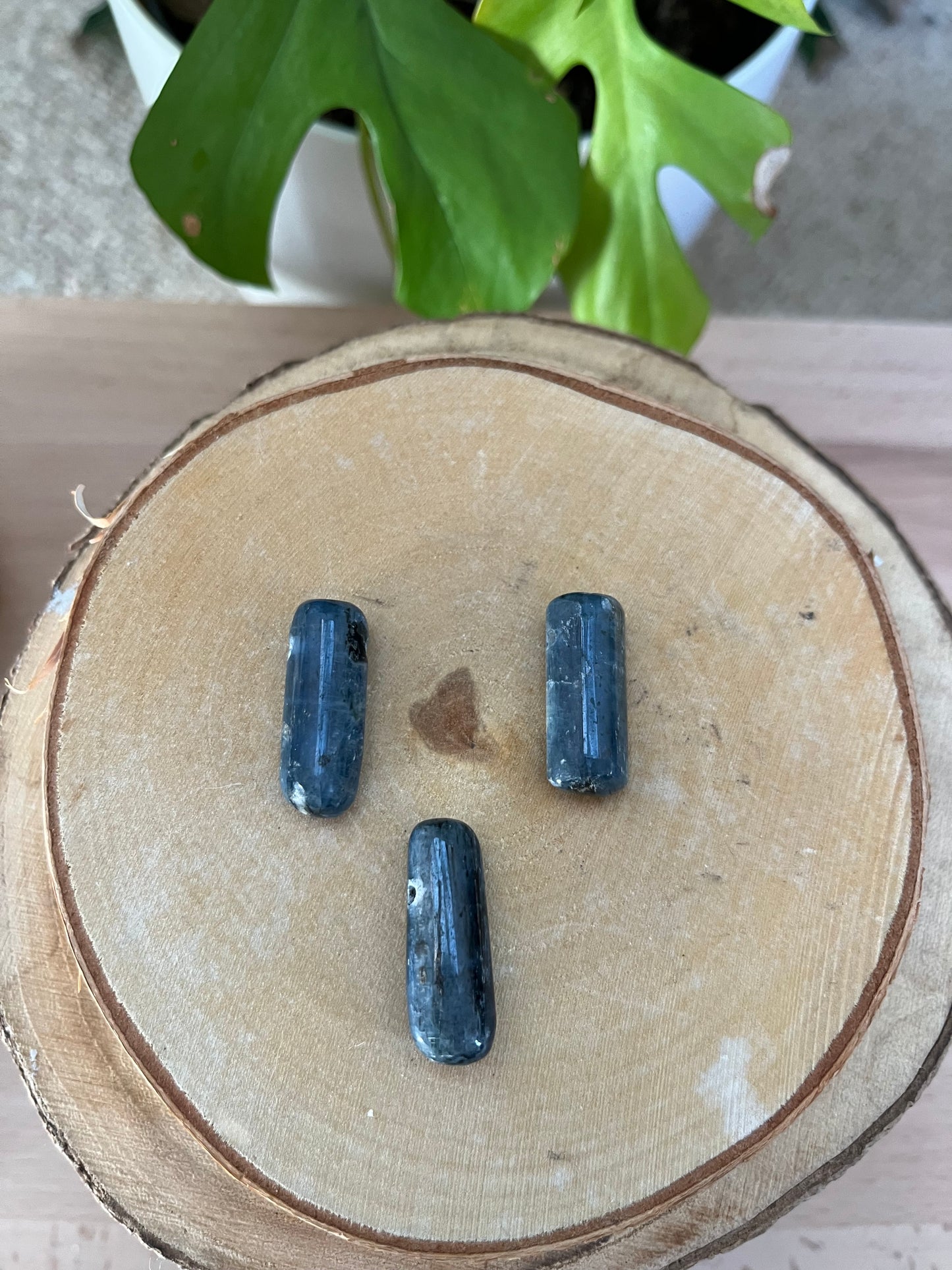 Disthen (Kyanit) Trommelstein gebohrt – Klarheit & Ausrichtung