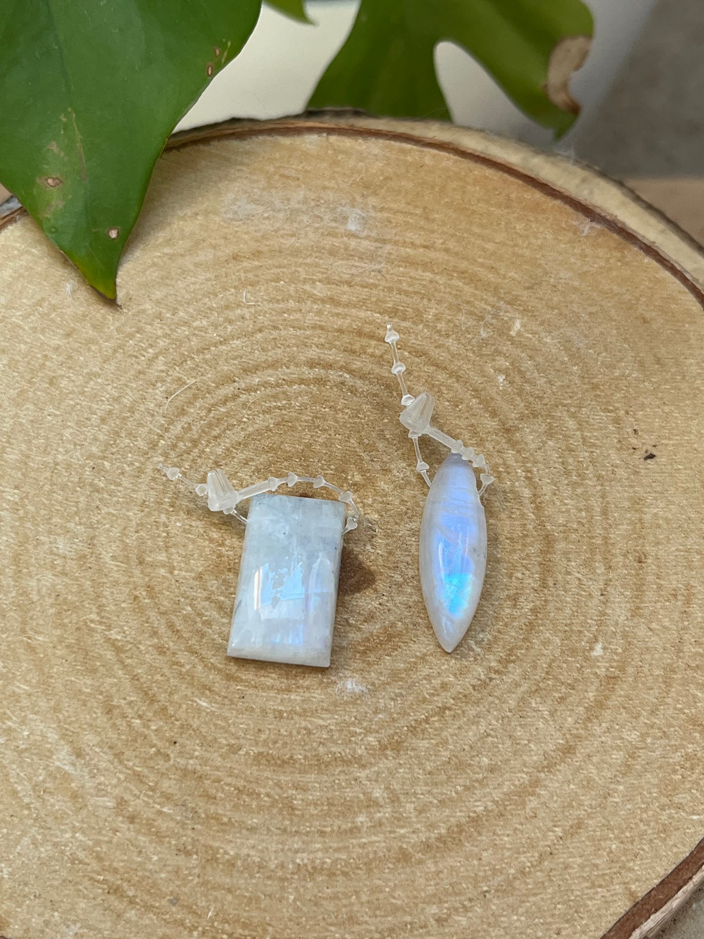 Weißer Labradorit (Regenbogen-Mondstein)  gebohrt  – Edelstein Anhänger für Intuition