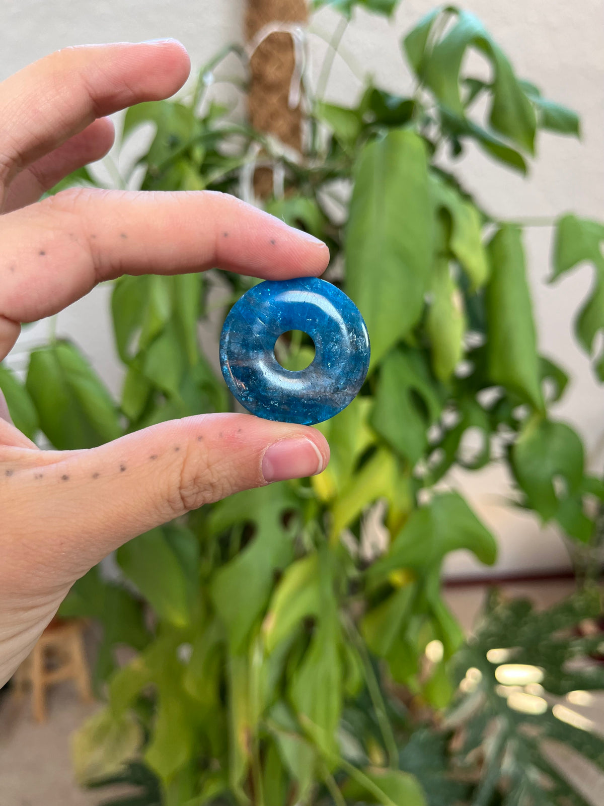 Apatit Donut Anhänger – Edelstein Schmuck für Inspiration & Ausdruck