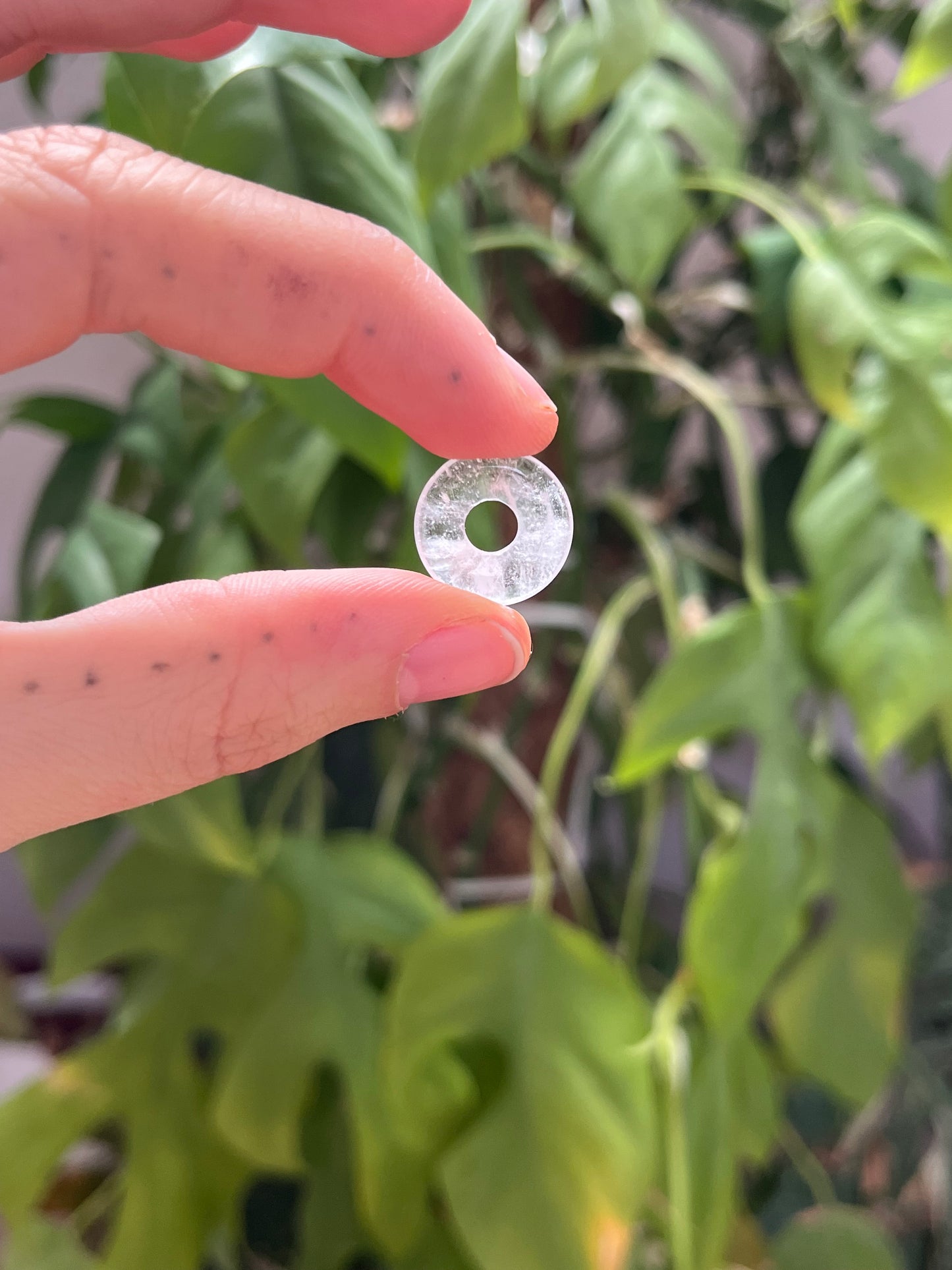 Bergkristall Donut 1,5 cm – Klarer Mini Edelstein Anhänger