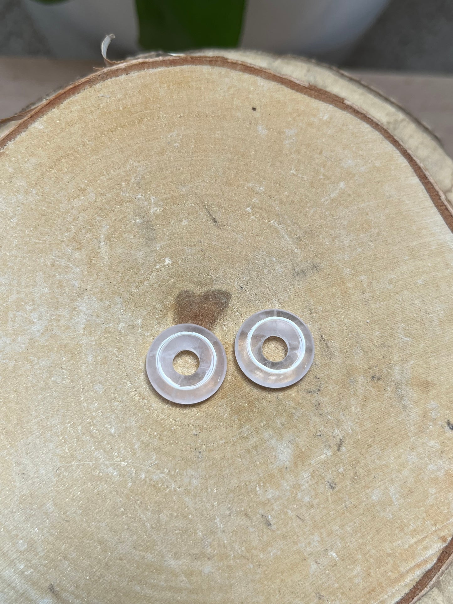 Rosenquarz Donut 1,5 cm – Zarter Mini Naturstein Anhänger