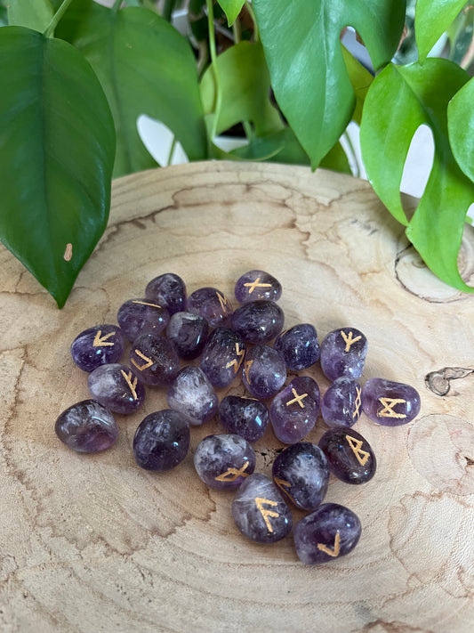Amethyst Runenset – 24 gravierte Runen im Jutesäckchen
