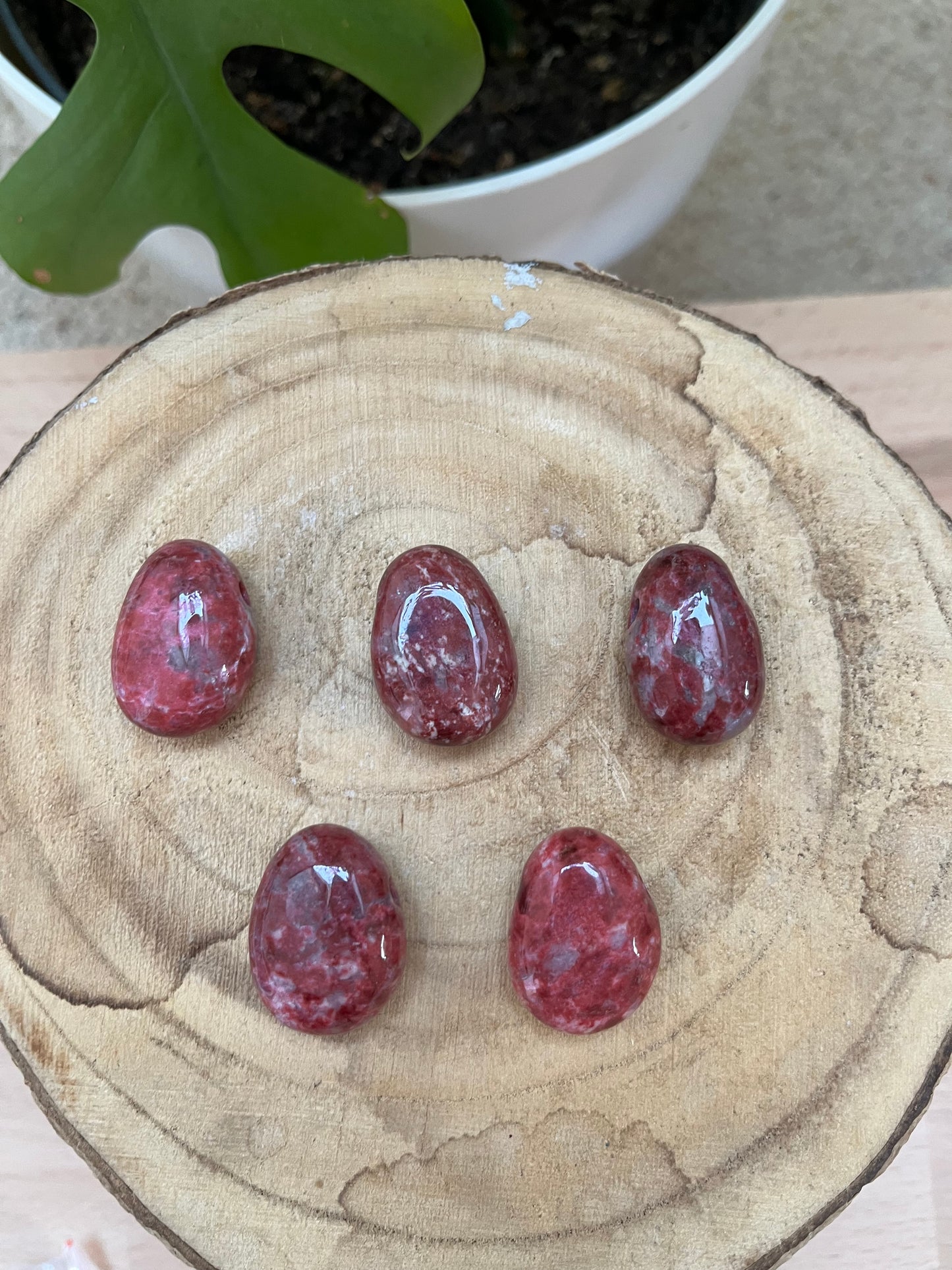 Thulit Trommelstein gebohrt – Ausdruck & Lebensfreude