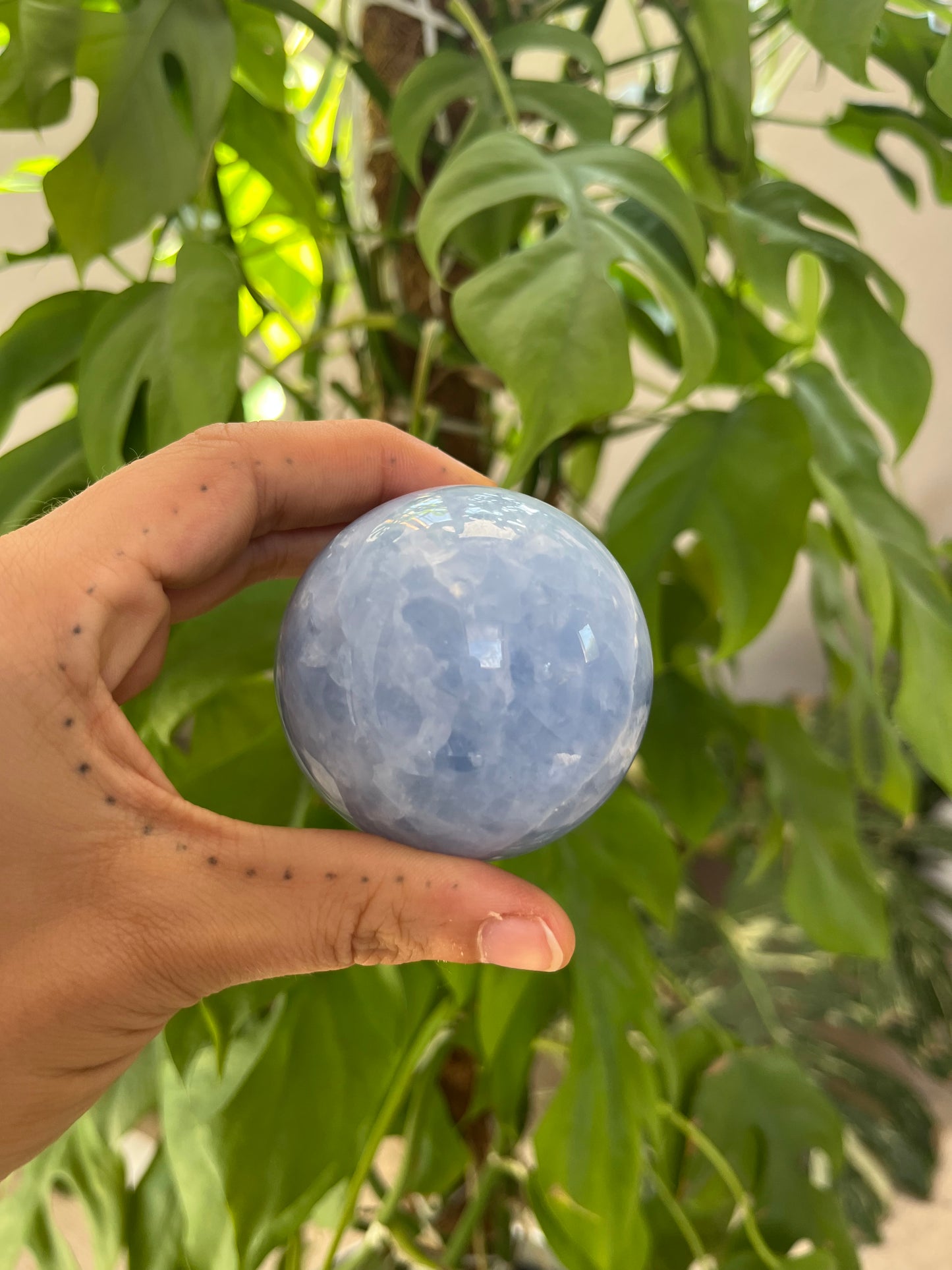 Blaue Calcit Kugel 5,9 cm – Edelstein für Ruhe & Klarheit