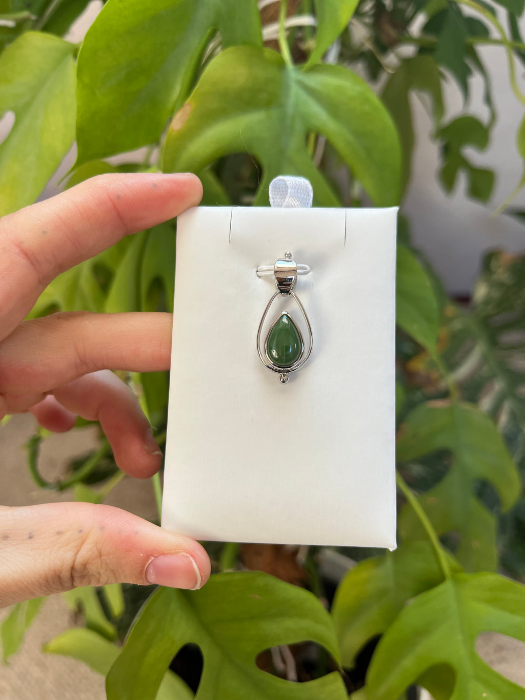 Nephrit Tropfen Anhänger 925 platinbeschichtet – Edelstein Schmuck für Balance & Schutz