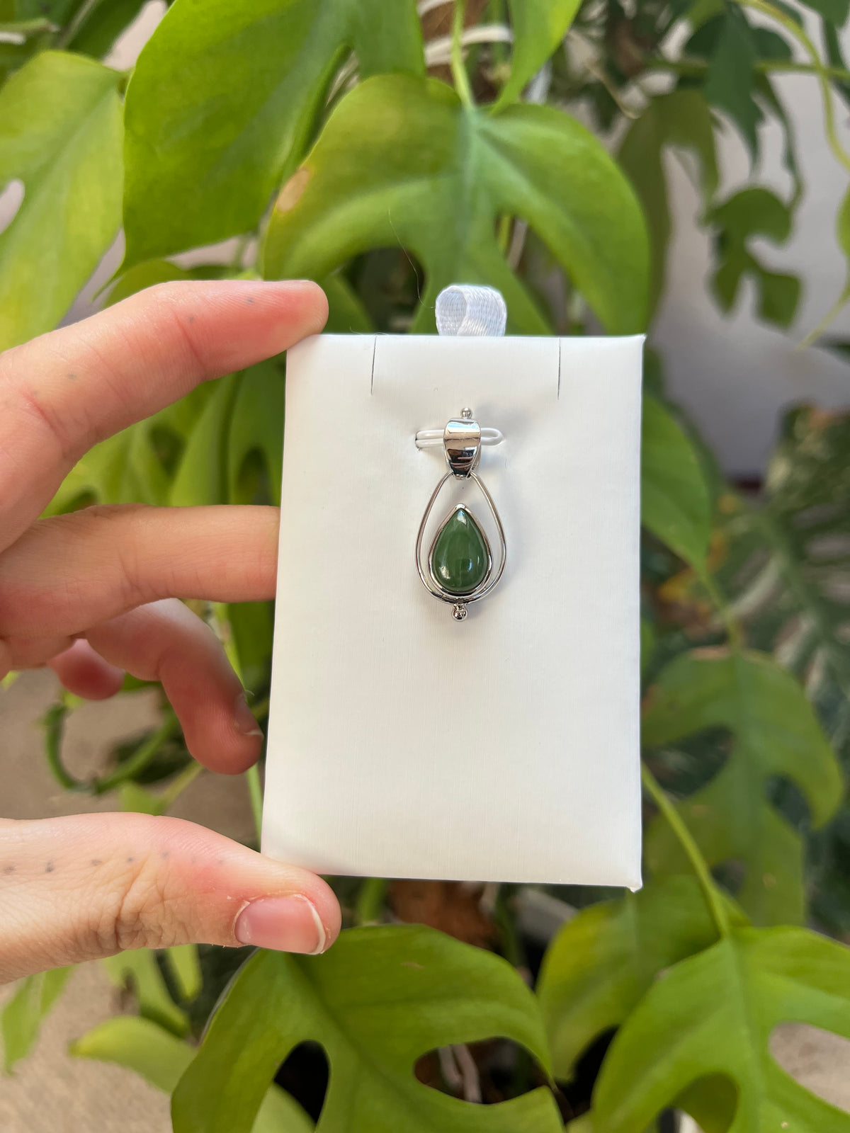 Nephrit Tropfen Anhänger 925 platinbeschichtet – Edelstein Schmuck für Balance & Schutz