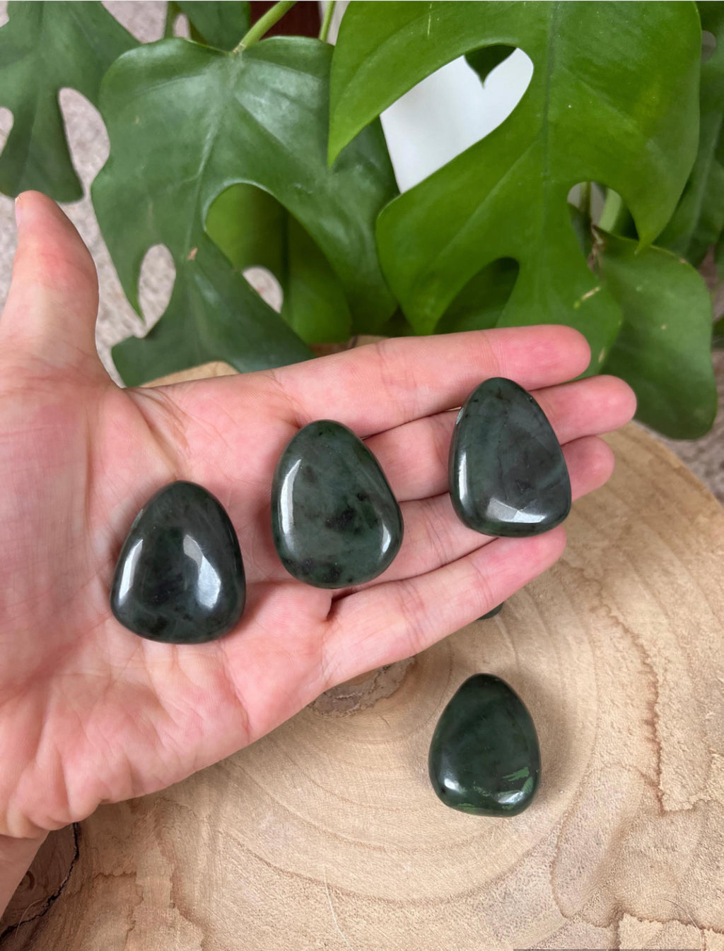 Nephrit Jade Trommlestein gebohrt