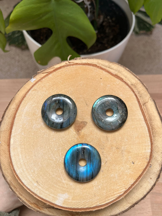 Labradorit Donut 3 cm AA Qualität – Schimmernder Edelstein Anhänger mit Farbspiel