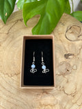 Halschakra Ohrringe – 925 Silber mit Chalcedon