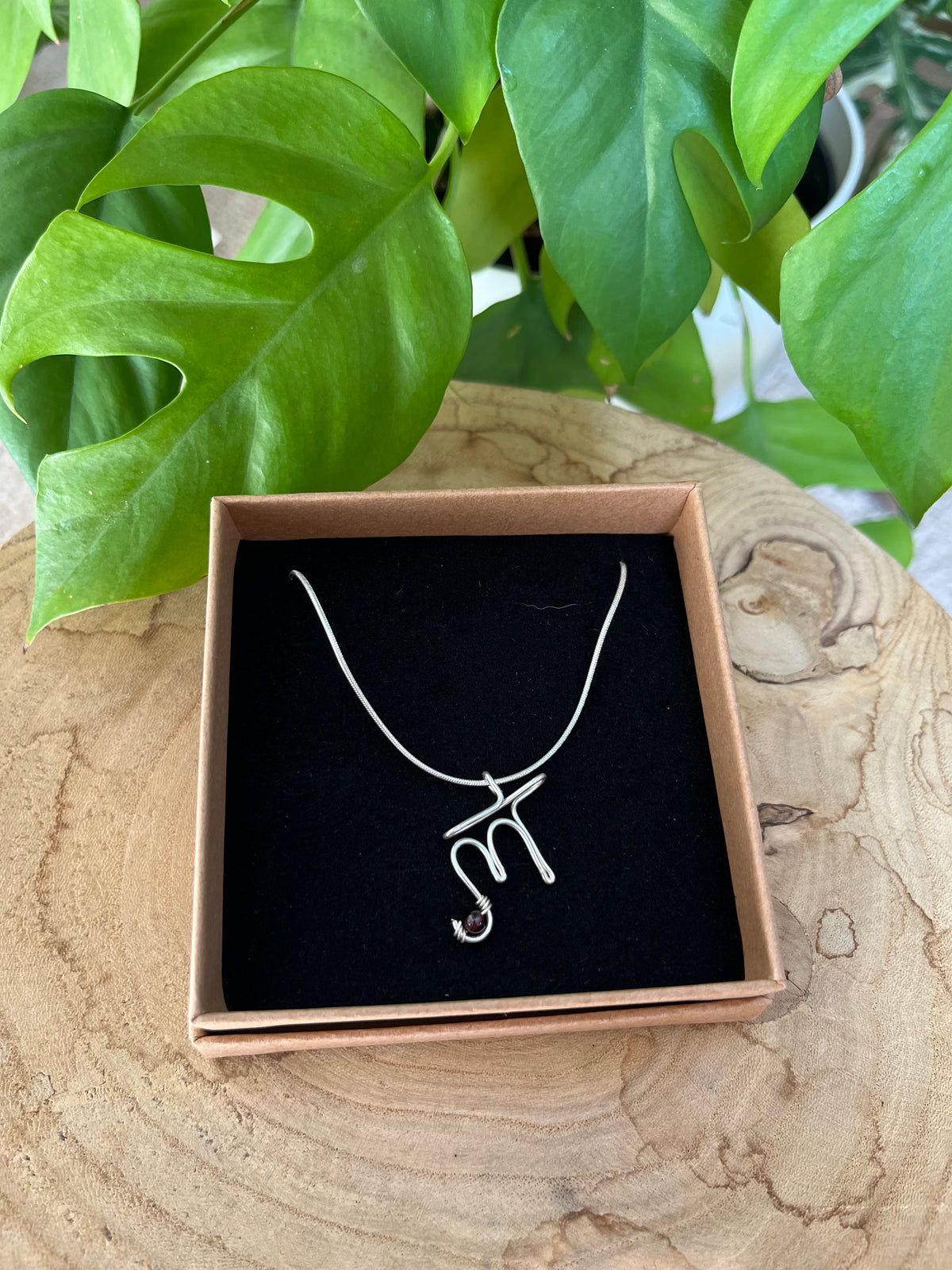 Wurzelchakra Kette – Anhänger in 925 Silber oder goldfarbenem Draht