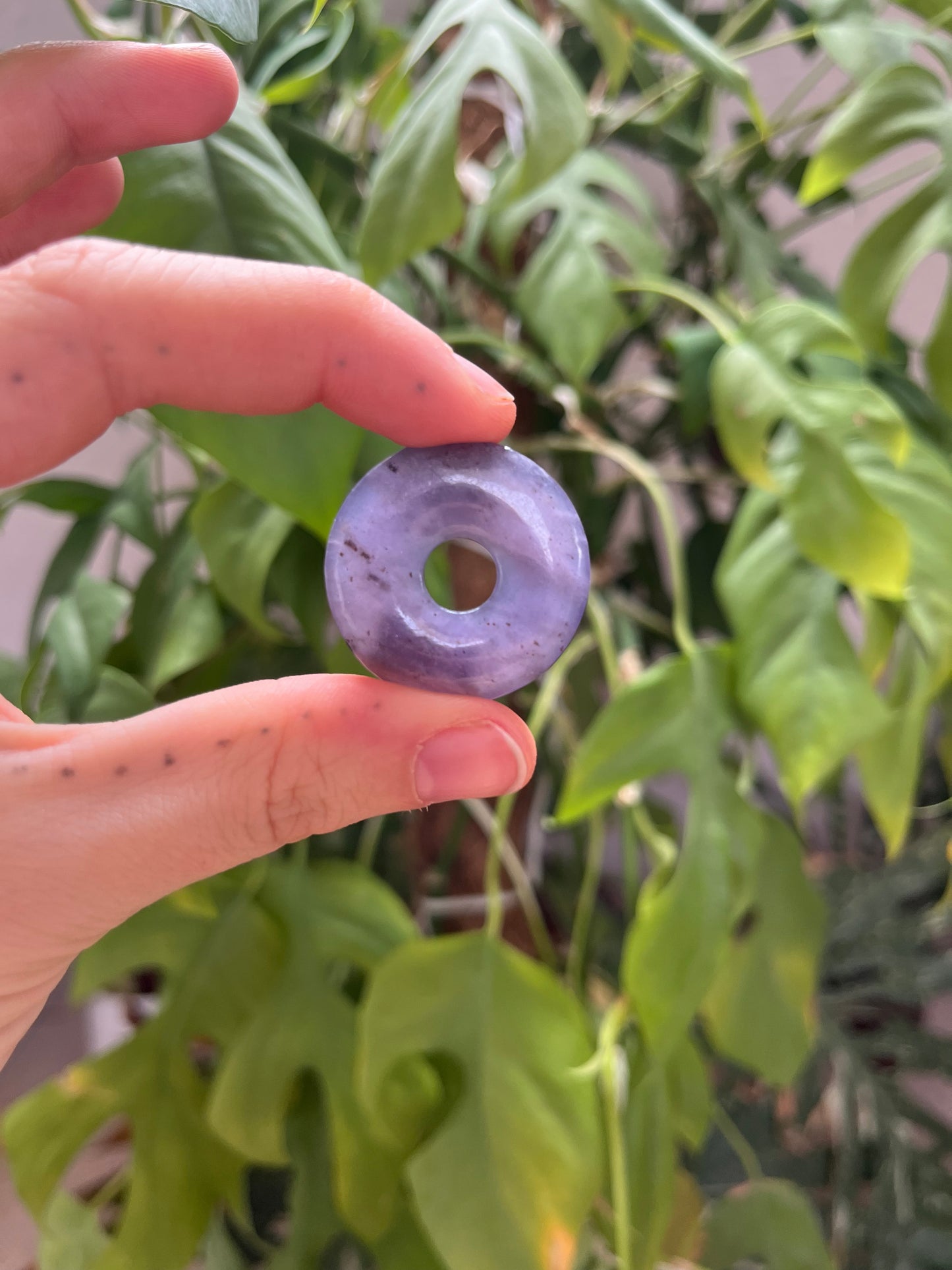 Lepidolith Donut 3 cm – Violetter Naturstein Anhänger mit sanftem Schimmer