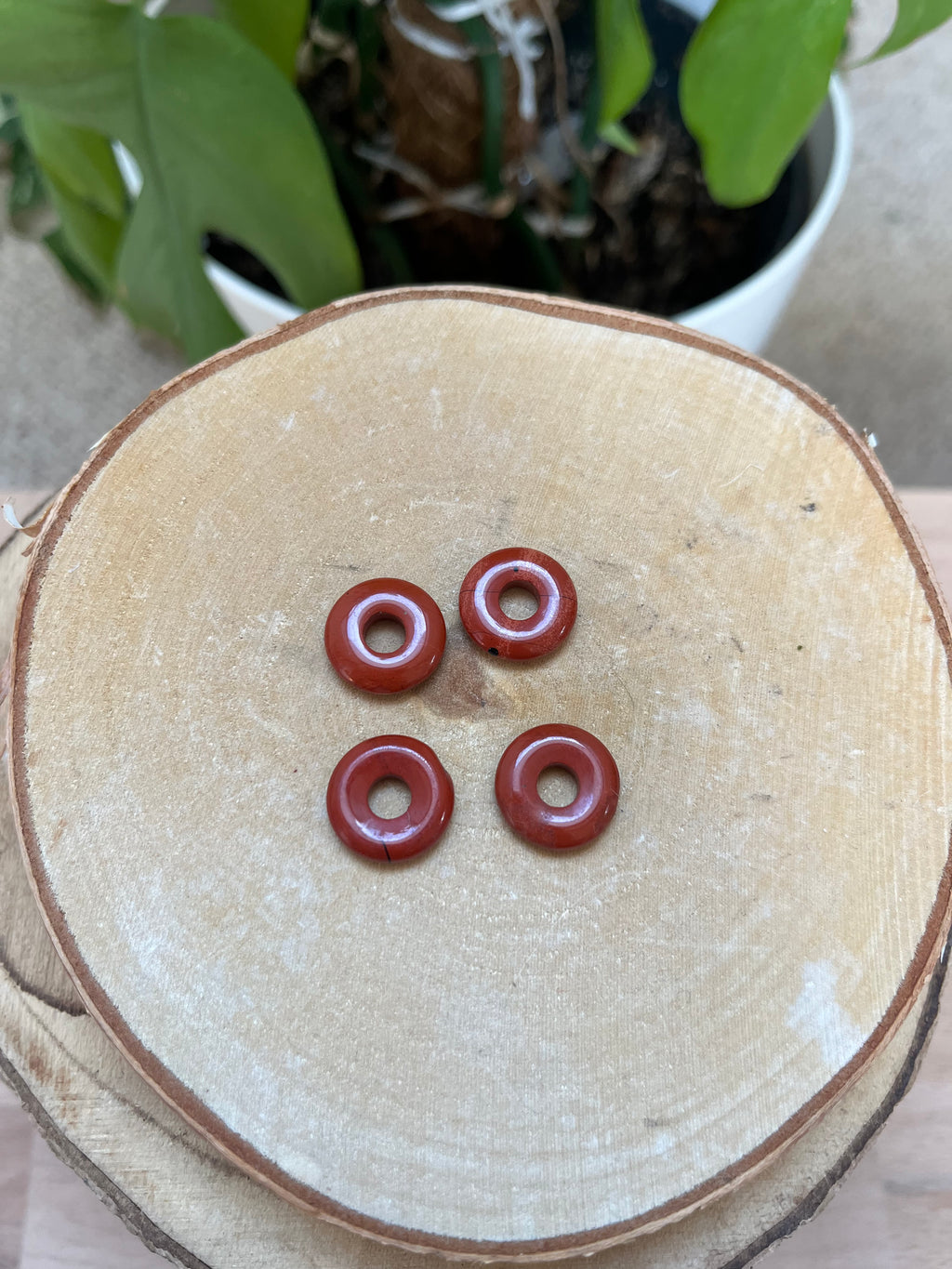 Roter Jaspis Donut Anhänger – Edelstein Schmuck für Erdung & Stärke