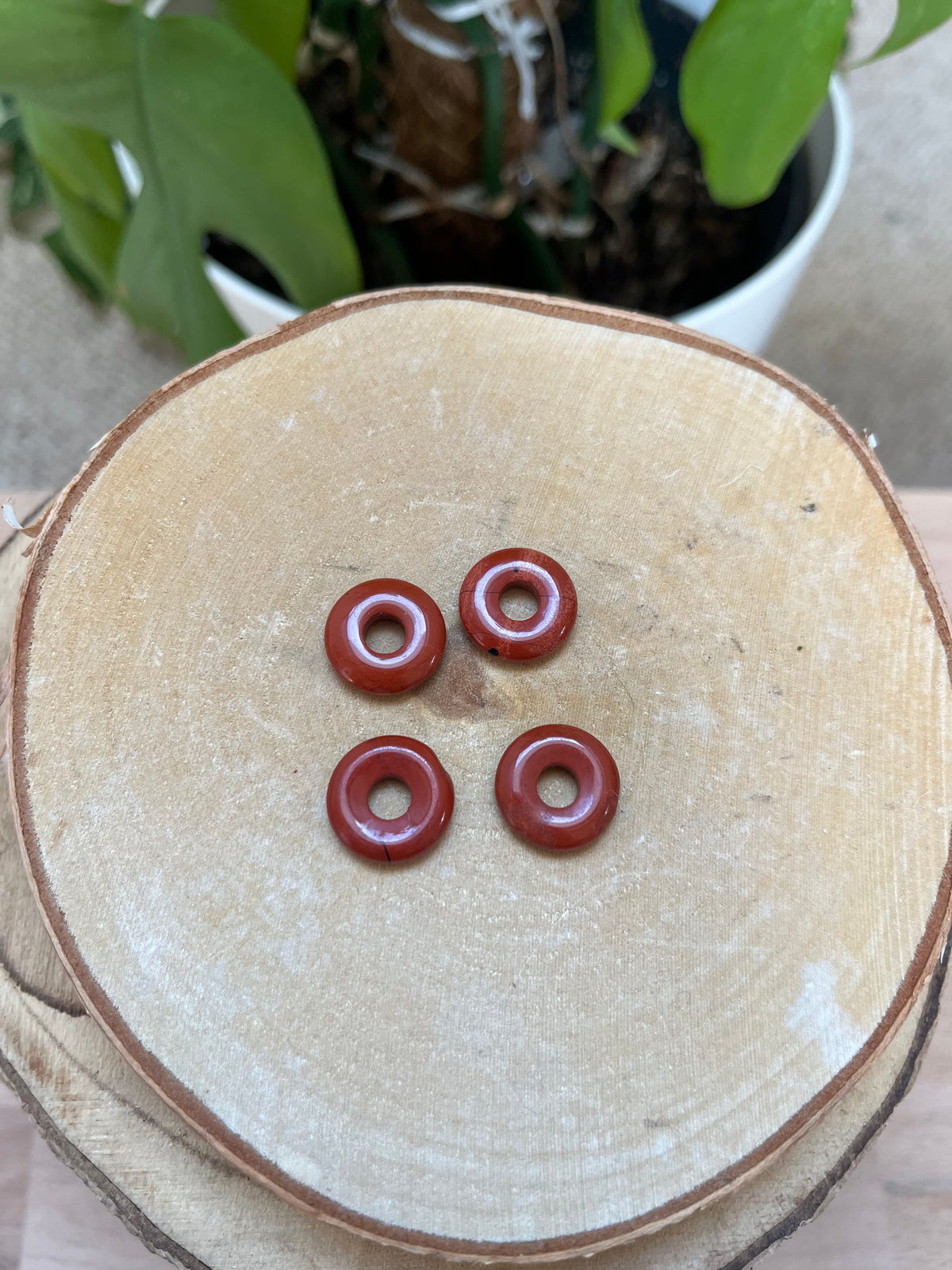 Roter Jaspis Donut Anhänger – Edelstein Schmuck für Erdung & Stärke