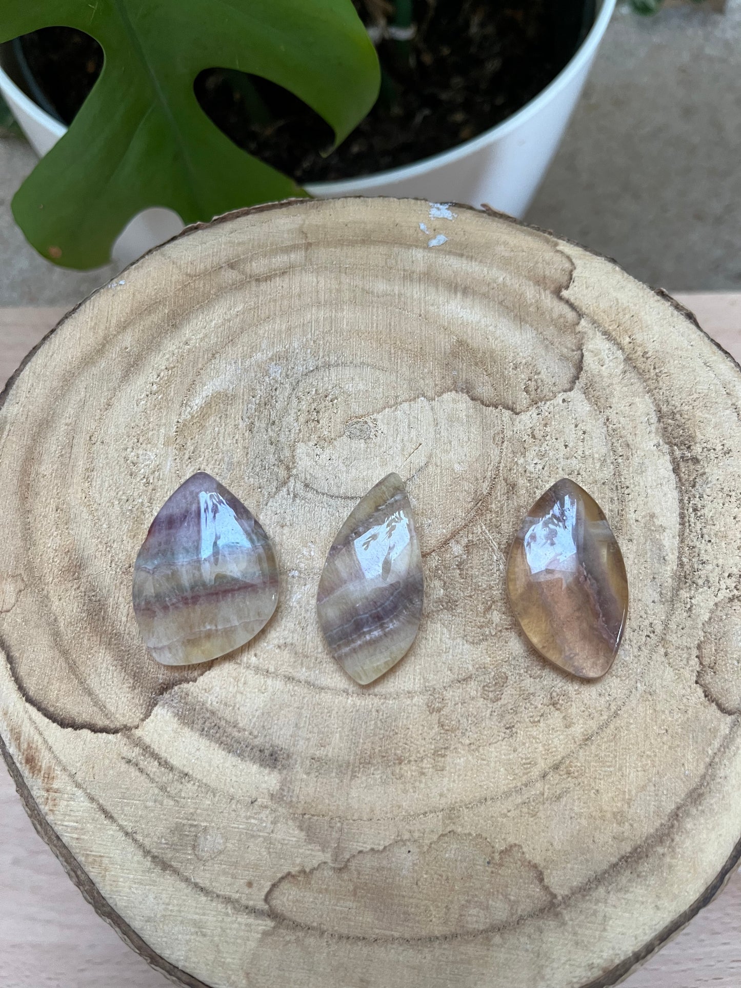 Mango Fluorit Trommelstein gebohrt – Leichtigkeit & Kreativität