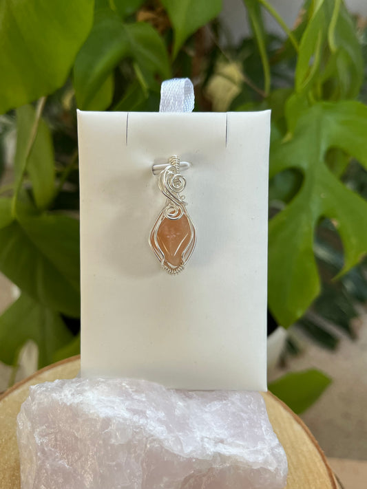 Kleiner Pfirsich-Mondstein Anhänger – handgemachtes Unikat in 925er Silberdraht