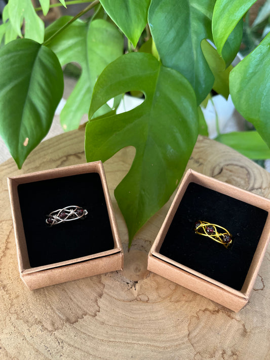 Wurzelchakra Ring – Granat in 925 Silber oder goldfarbenem Draht