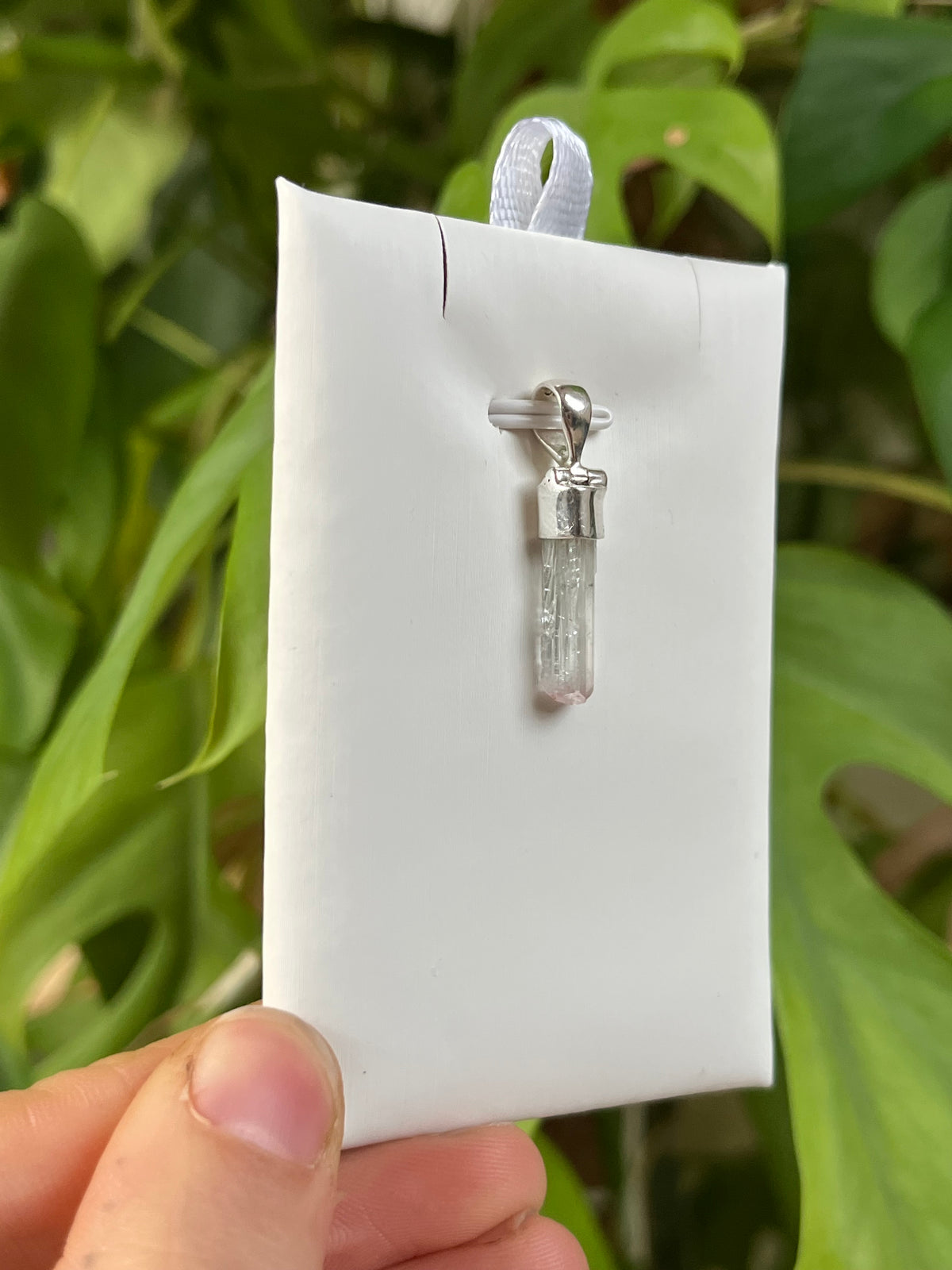 Weiß-rosa Turmalin Anhänger roh silber galvanisiert – Liebe & Harmonie