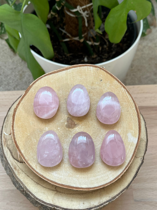 Rosenquarz Trommelstein gebohrt – Edelsteinanhänger für Liebe & Harmonie