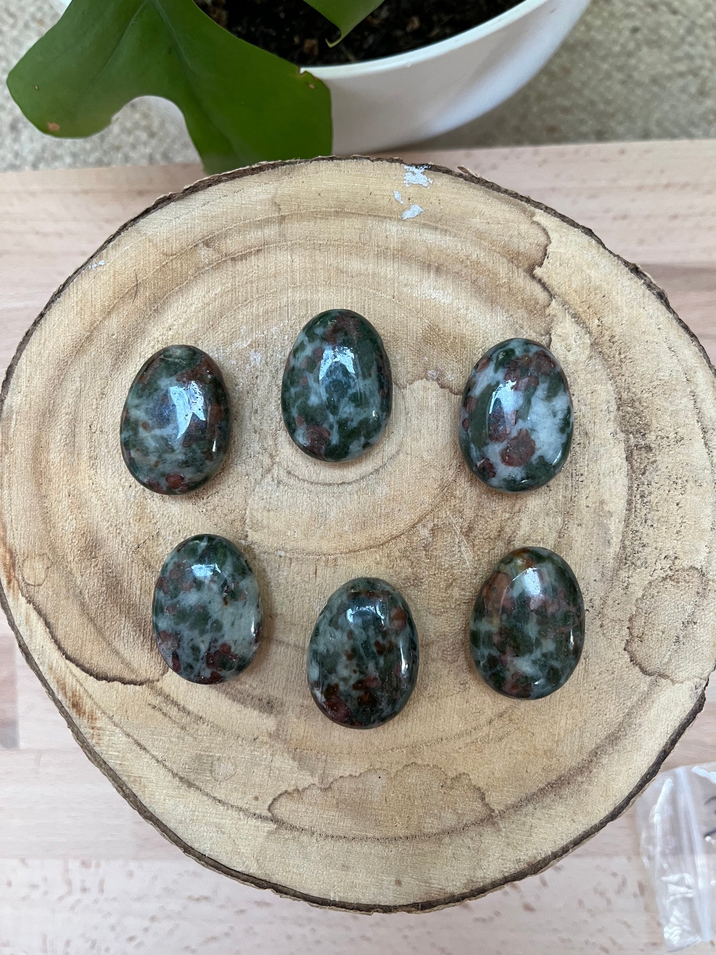 Eklogit Trommelstein gebohrt – Ausdruck & Erdung