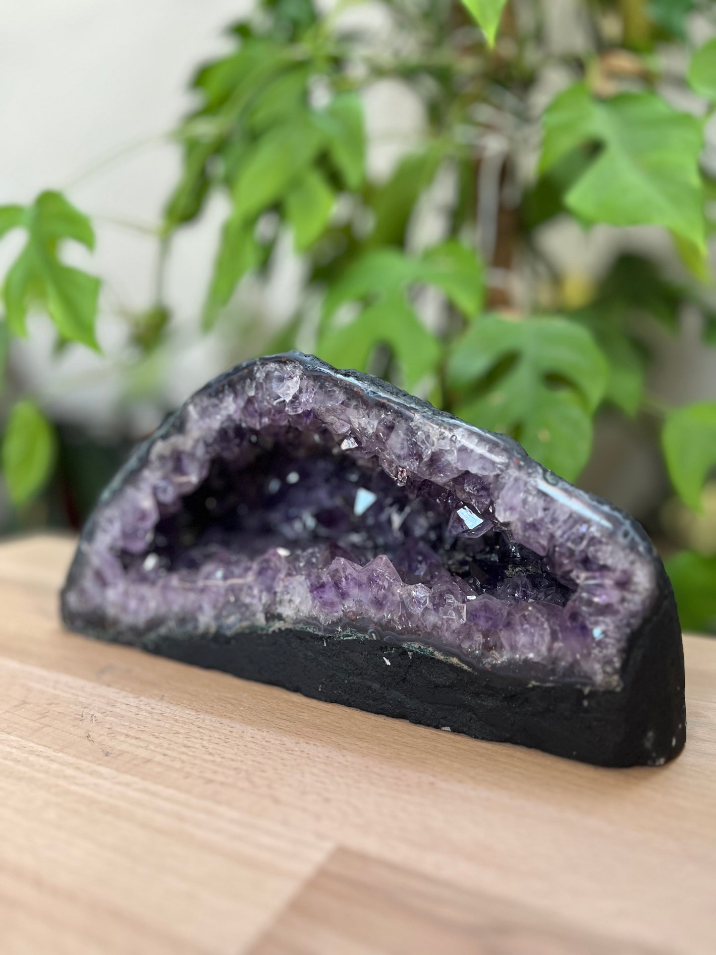 Amethyst Geode XL 4,2 kg – Dunkelviolette Kristallhöhle mit natürlichem Funkeln