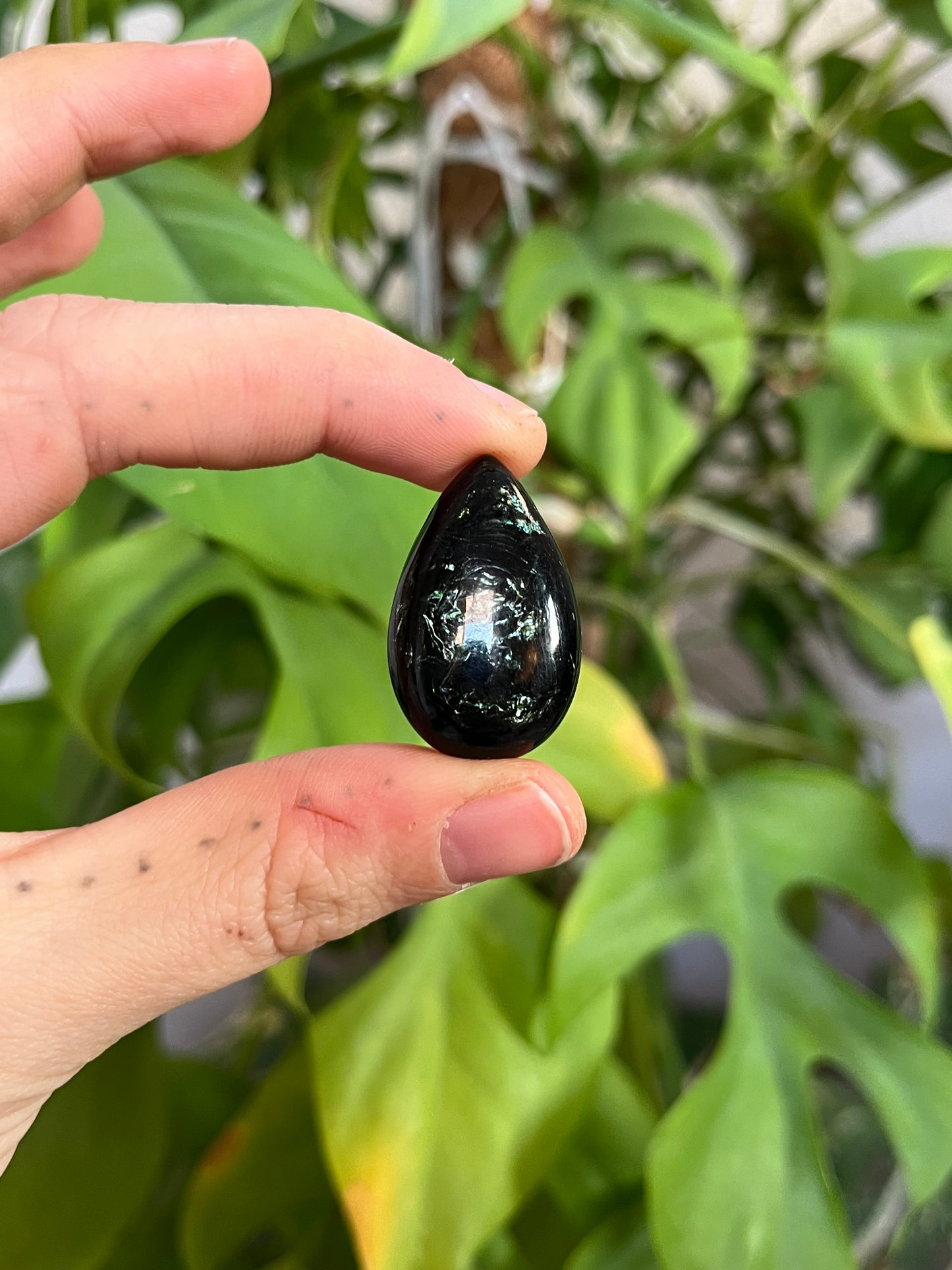 Muskovit (Mica) Trommelstein gebohrt – Leichtigkeit & Klarheit