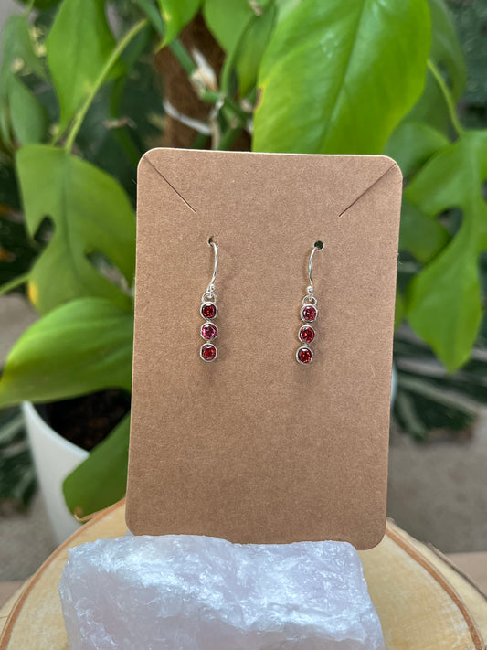 Granat Ohrringe facettiert 925 Silber platinbeschichtet – Tiefroter Edelsteinschmuck