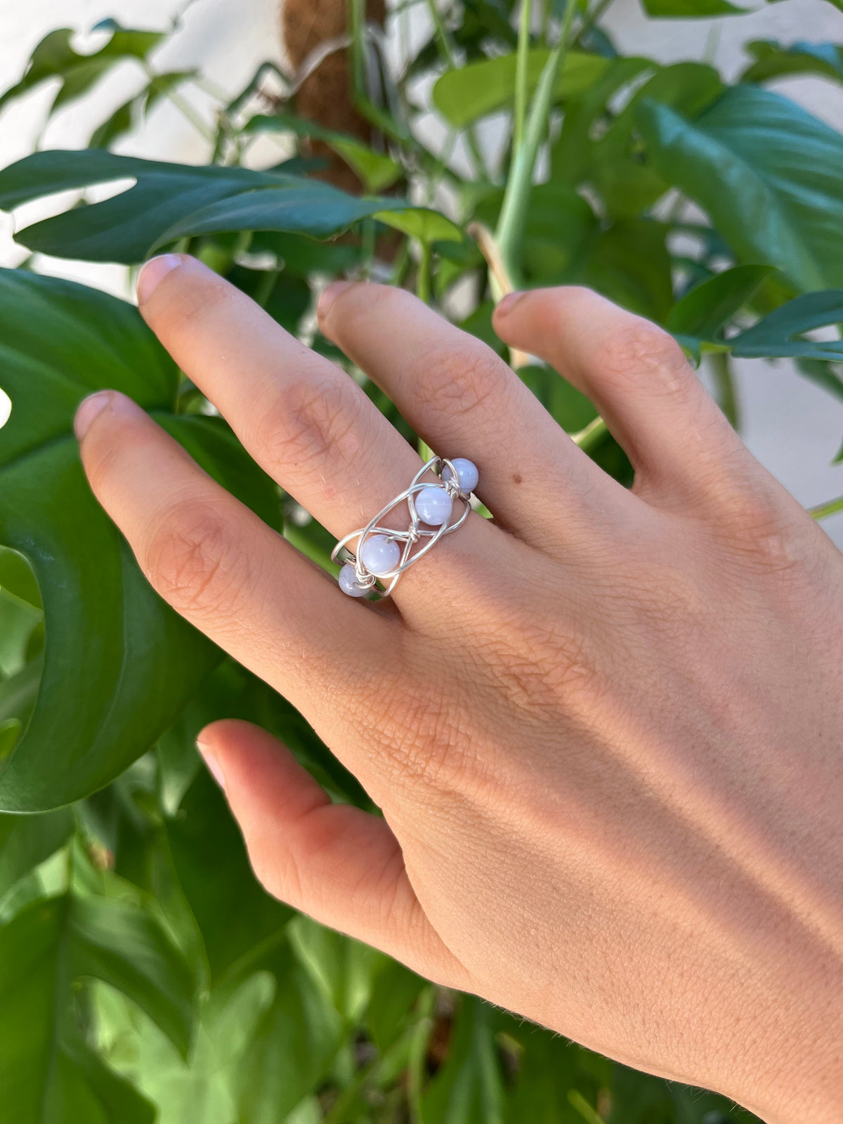 Halschakra Ring – Blauer Chalcedon in 925 Silber oder goldfarbenem Draht