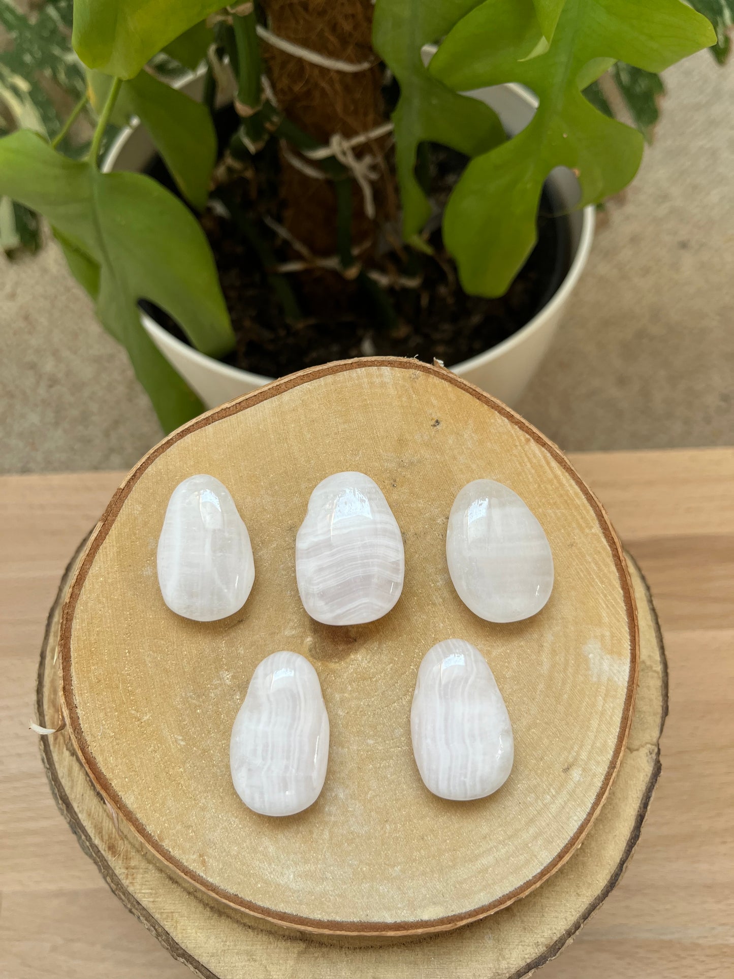 Pink Calcit gebohrter Trommelstein – Edelstein Anhänger für Selbstliebe & Herzchakra