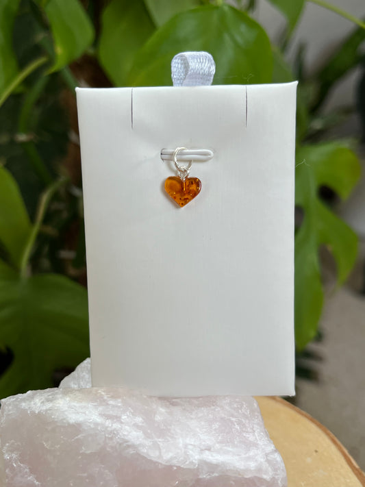 Mini Bernstein Herz Anhänger mit Stiftöse – Warmer Naturbernstein in Herzform