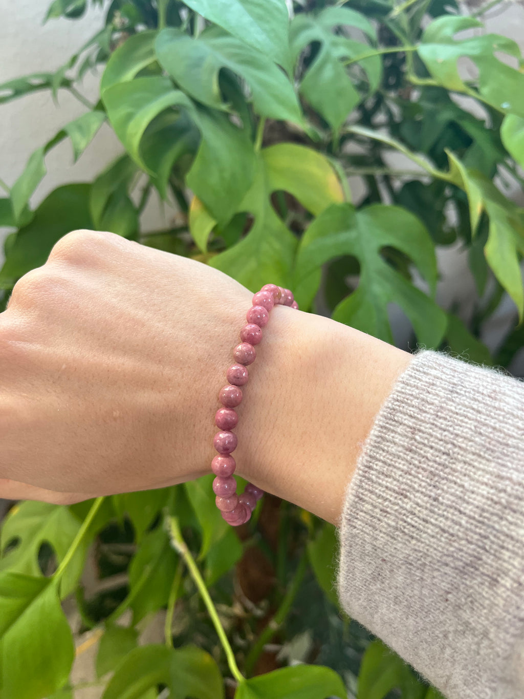 Rhodonit Kugelarmband 4& 6 mm – Edelstein Schmuck für Mitgefühl & Balance